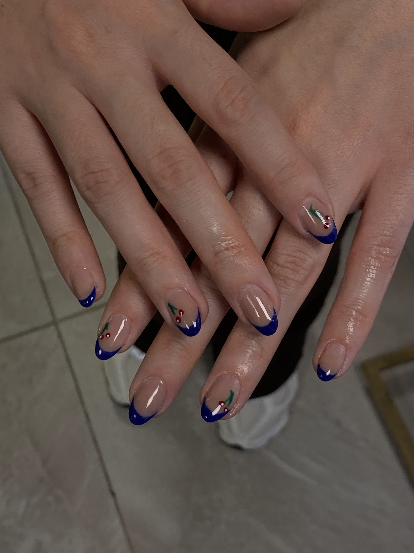 Kobalt mavisi french ve kiraz desenli nail art
