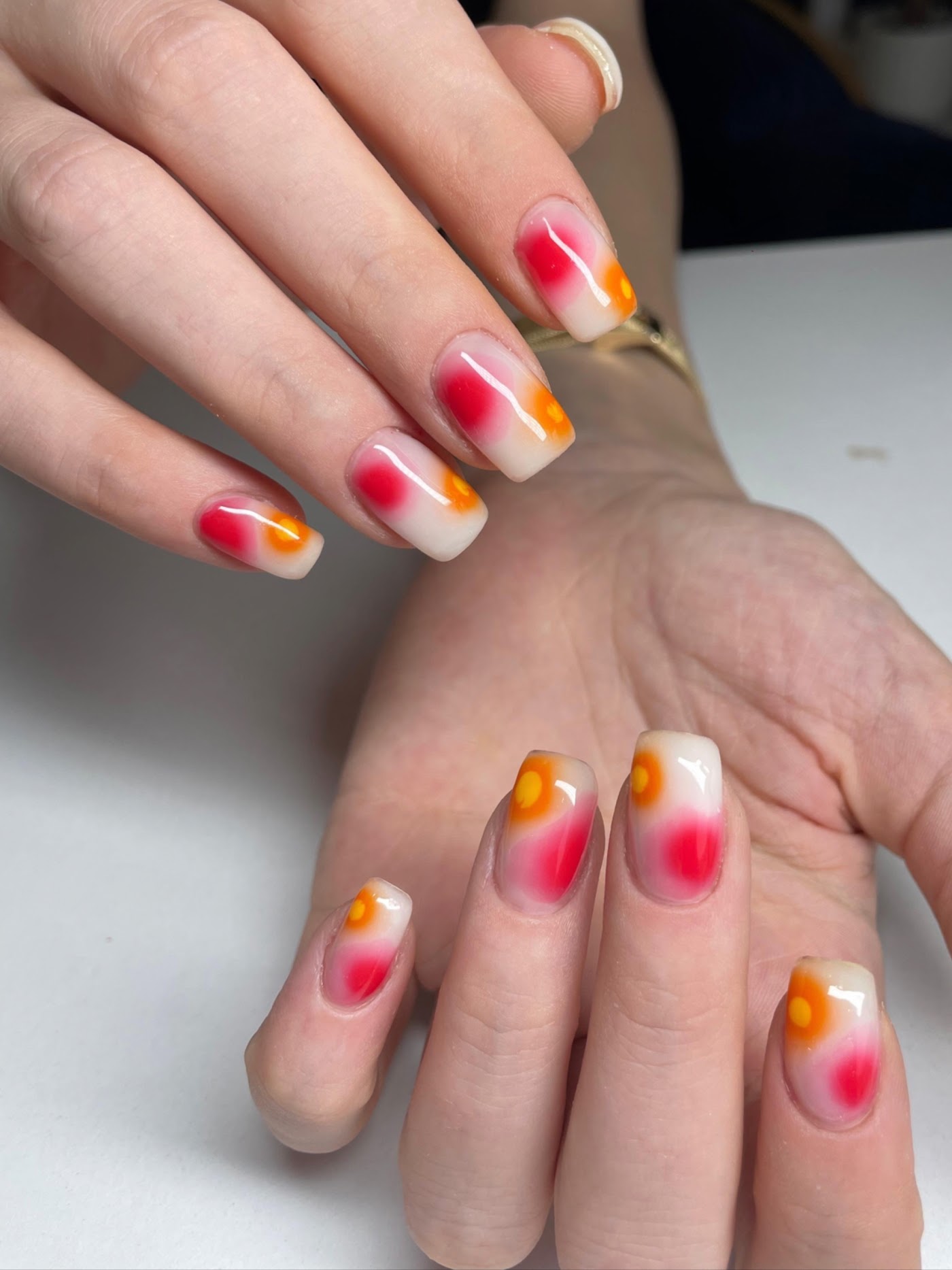 Turuncu çiçek desenli retro nail art tasarımı